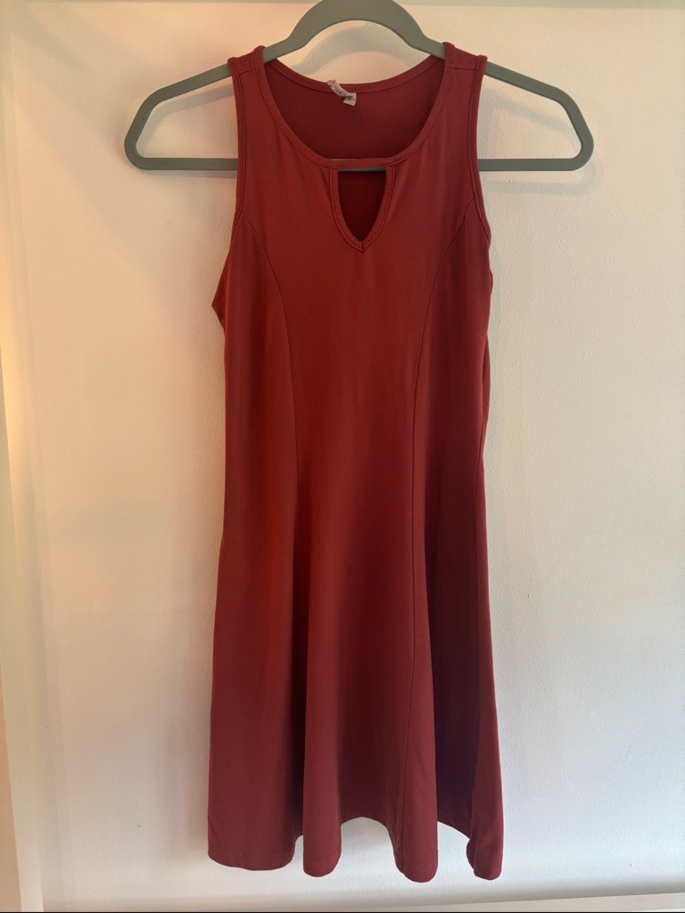 Mudd Sleeveless Keyhole Dress in Brick Red